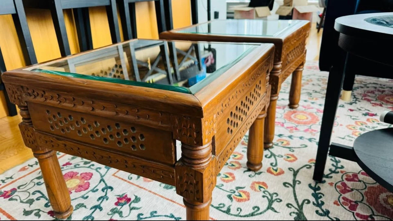 Set of 2 wooden end tables with glass tops - photo 2