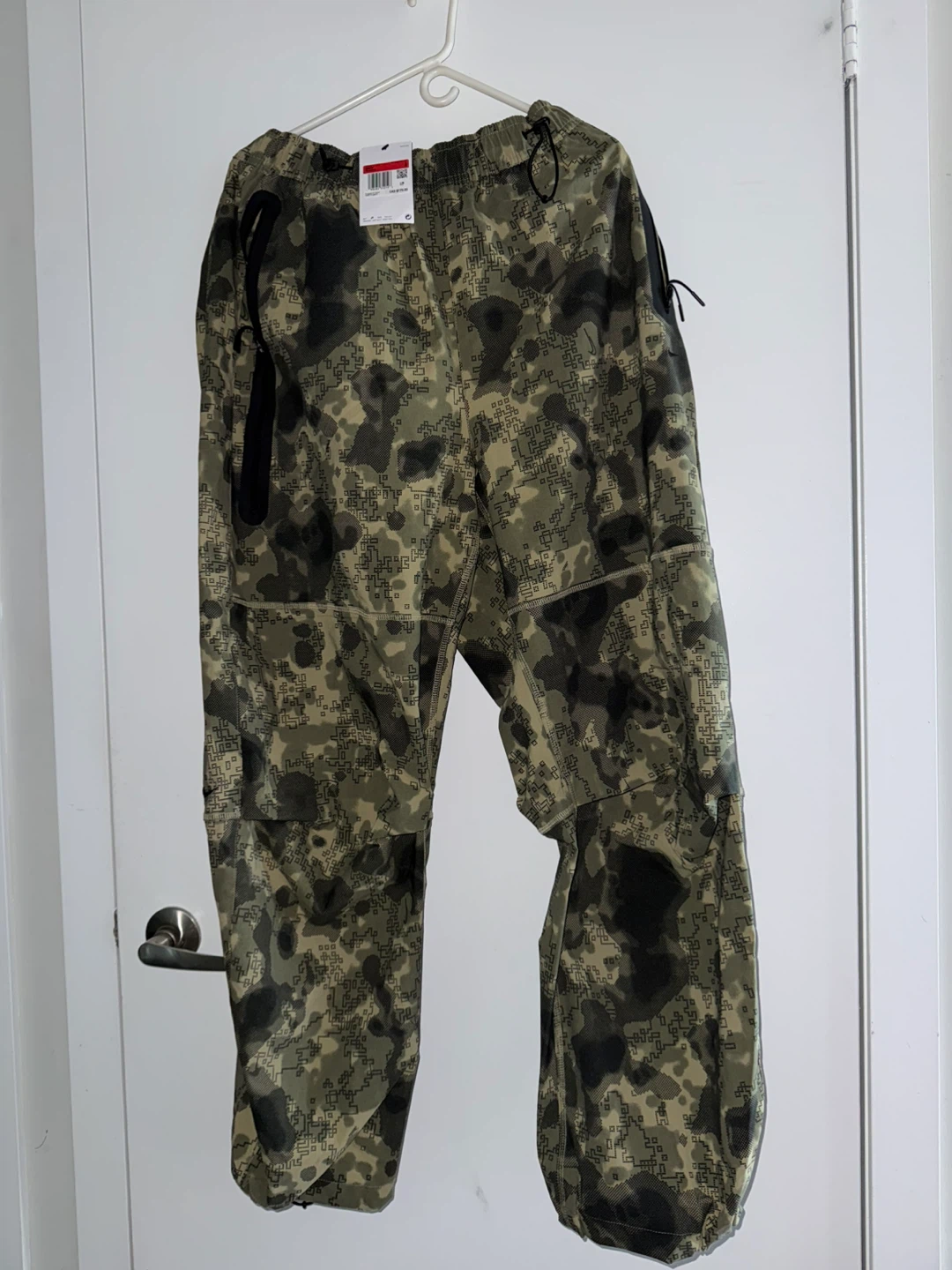 Nike Tech Men's Dri-FIT Woven Camo Loose-Fit Pants - Size L