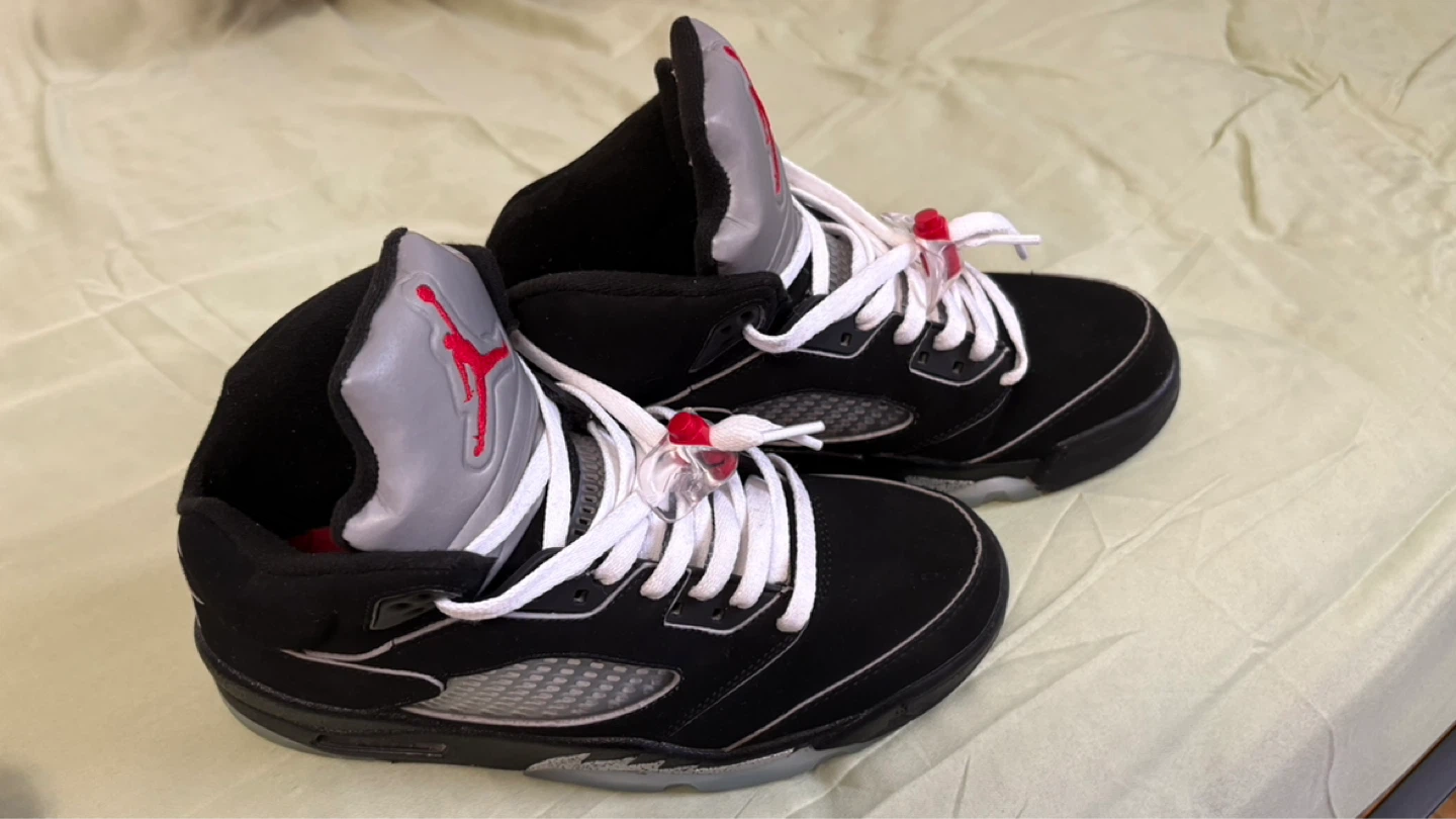 Jordan’s 5 black metallic size 8 - photo 2