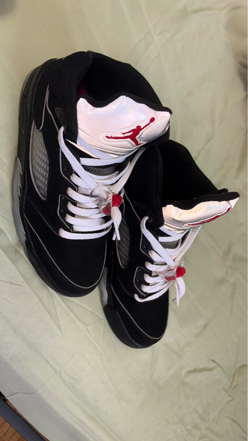 Jordan’s 5 black metallic size 8