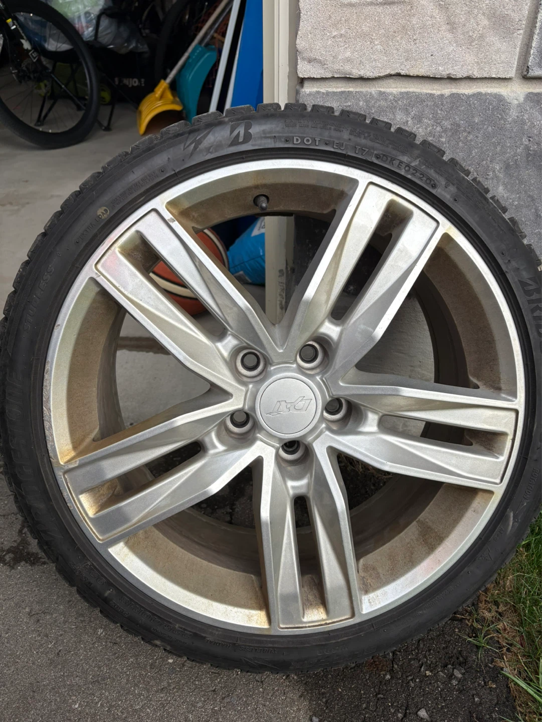 Bridgestone Blizzak 225/40R18 Winter Tire on Alloy Rim - photo 5