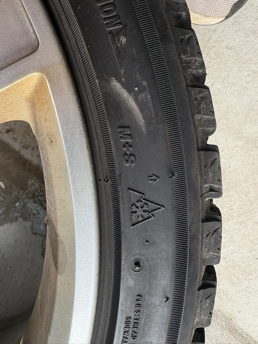 Bridgestone Blizzak 225/40R18 Winter Tire on Alloy Rim - photo 3