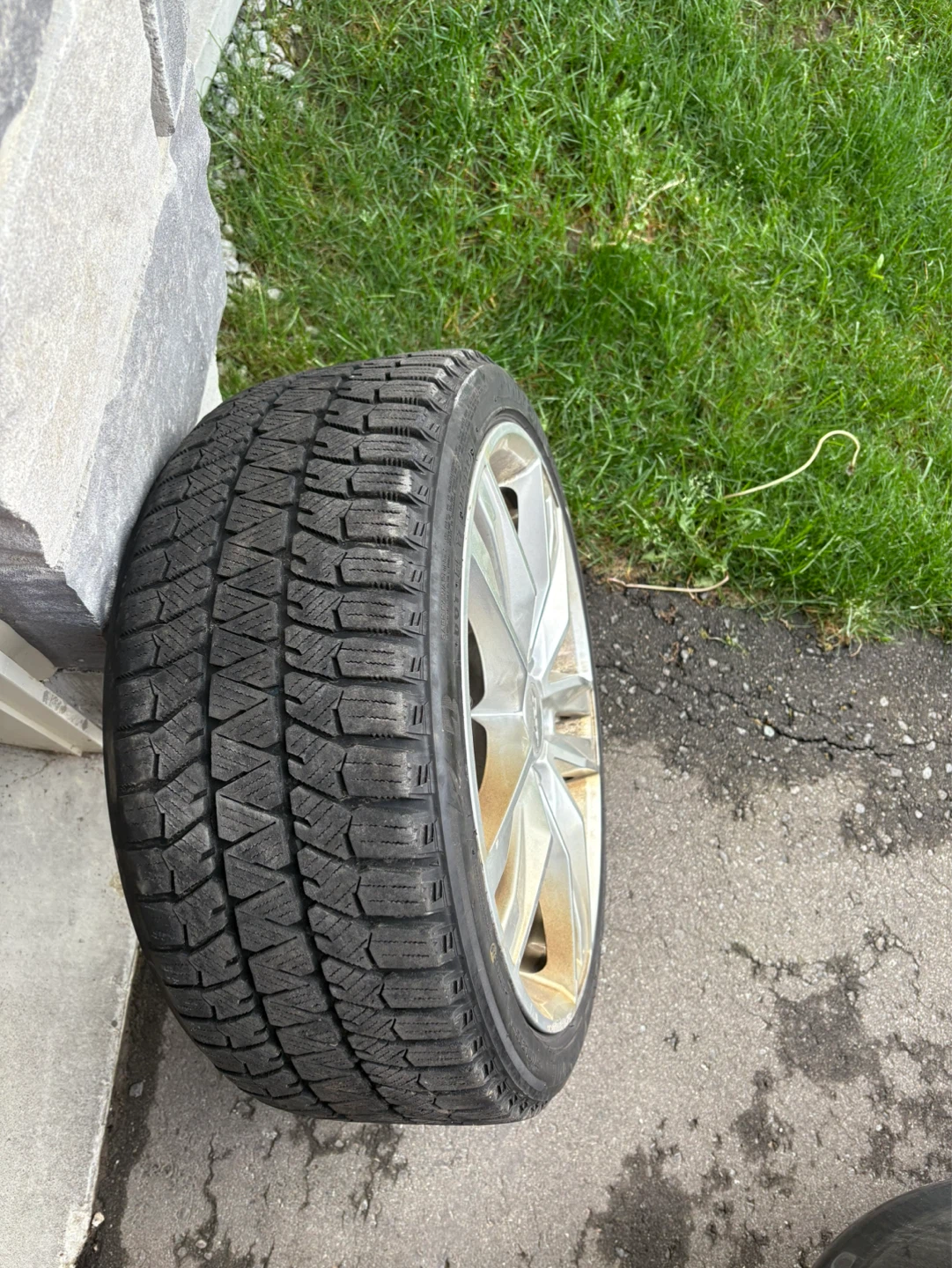 Bridgestone Blizzak 225/40R18 Winter Tire on Alloy Rim - photo 2