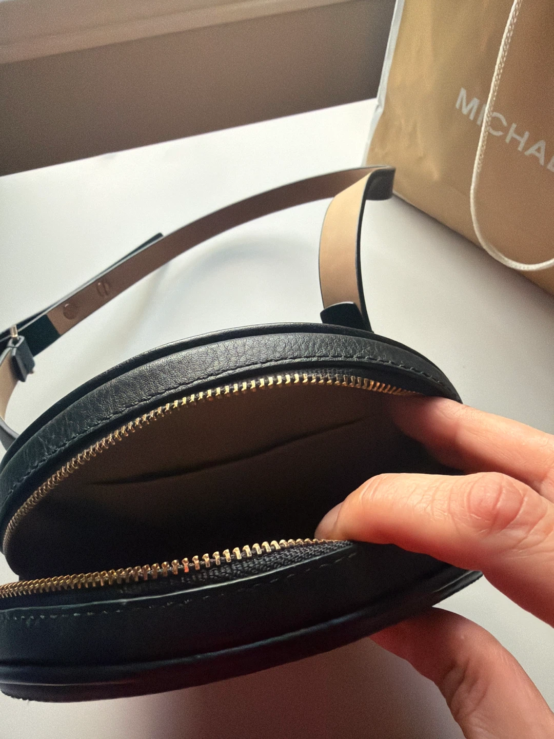 Michael Kors Round Black Leather around the waist Bag - photo 2