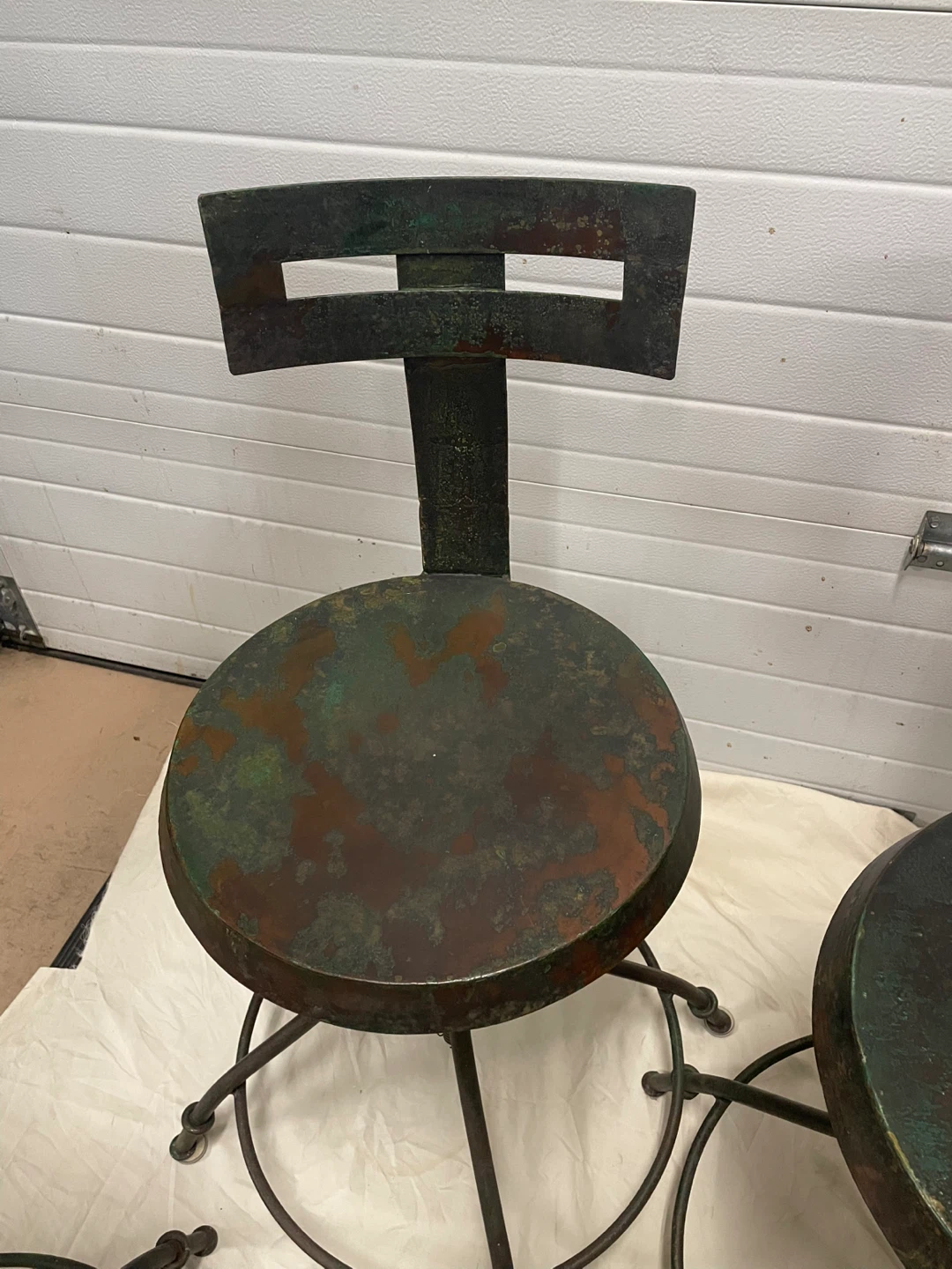 Metal round table adjustable. 8 chairs adjustable