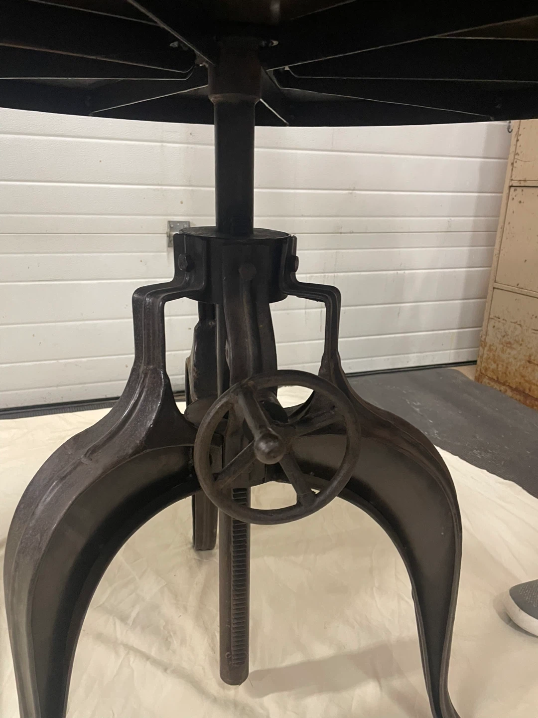 Metal round table adjustable. 8 chairs adjustable - photo 3