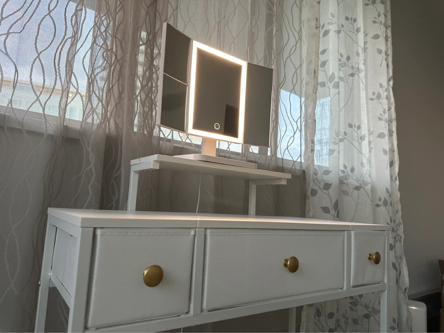 Tri-fold LED Makeup Mirror with Vanity Desk - photo 3