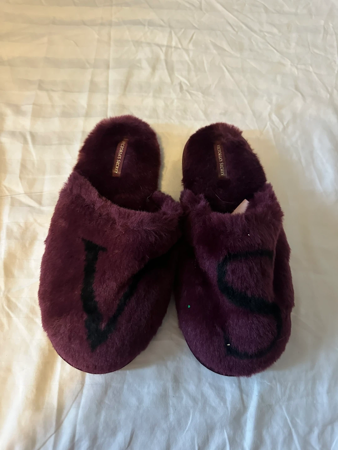 Victoria's Secret Plush Slippers Burgundy - photo 2