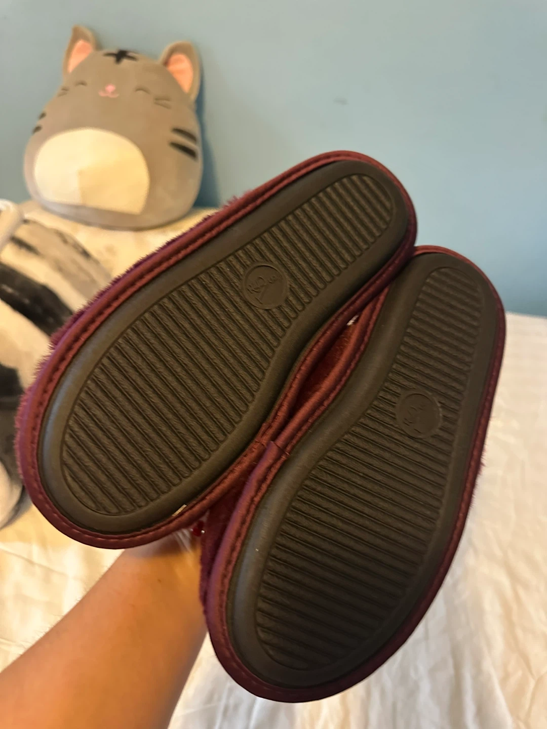 Victoria's Secret Plush Slippers Burgundy - photo 3