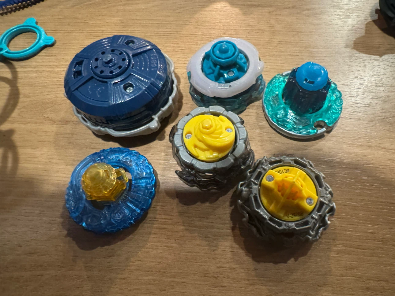 Beyblade Lot with Launchers - photo 4