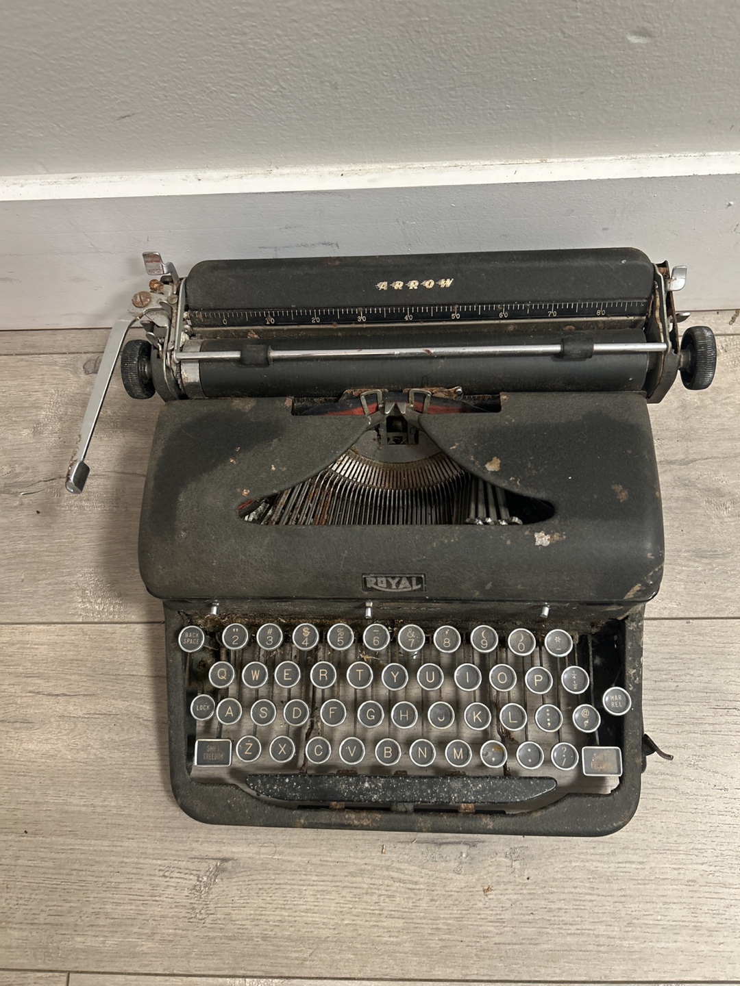 Royal Manual Typewriter ( Needs repair) - photo 3