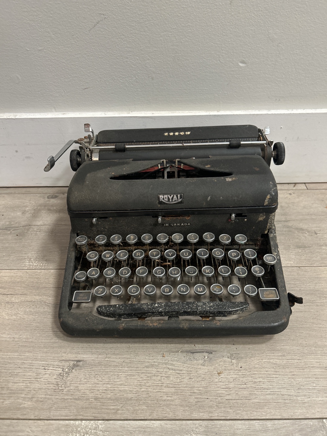 Royal Manual Typewriter ( Needs repair)