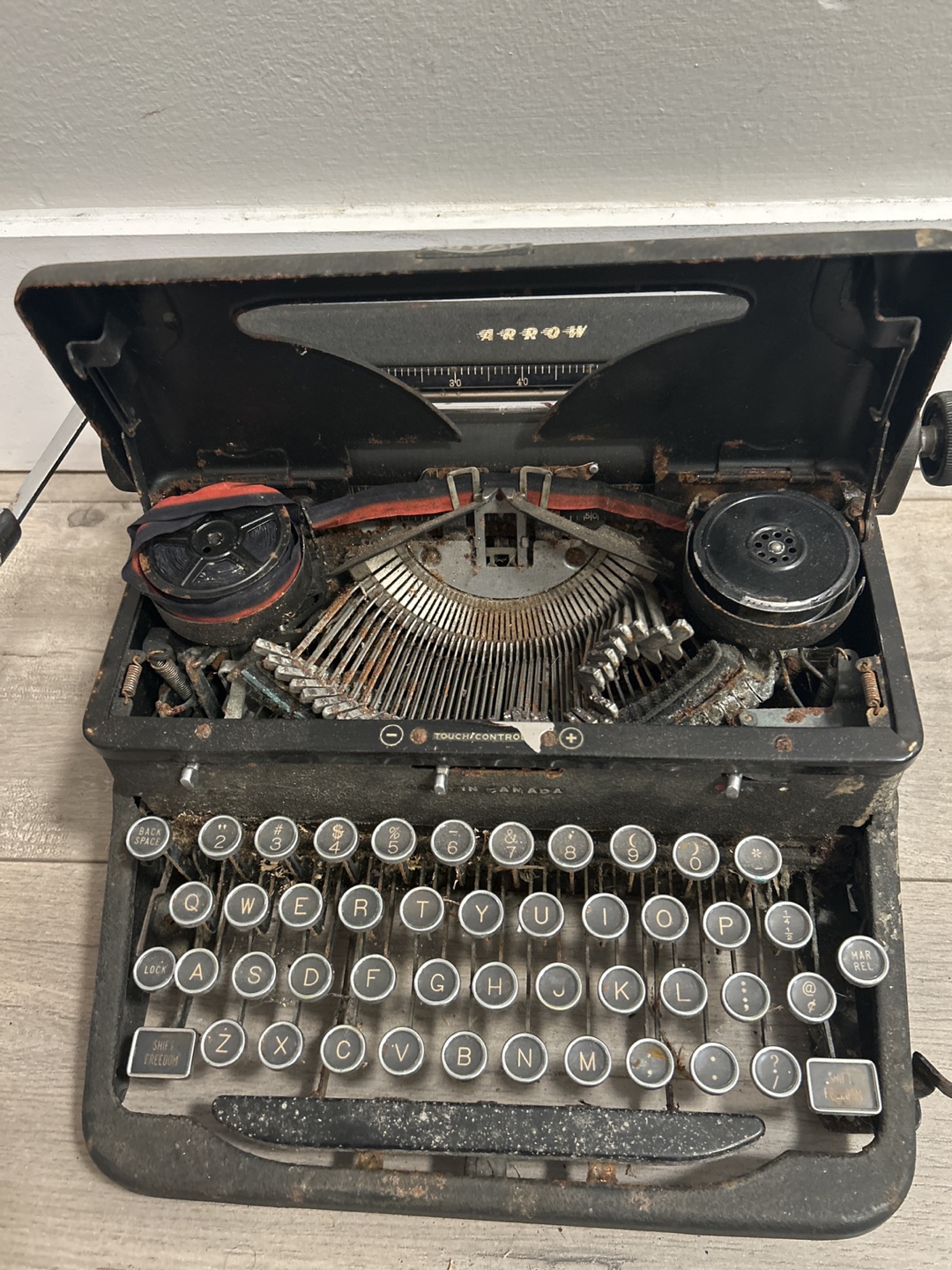 Royal Manual Typewriter ( Needs repair) - photo 4