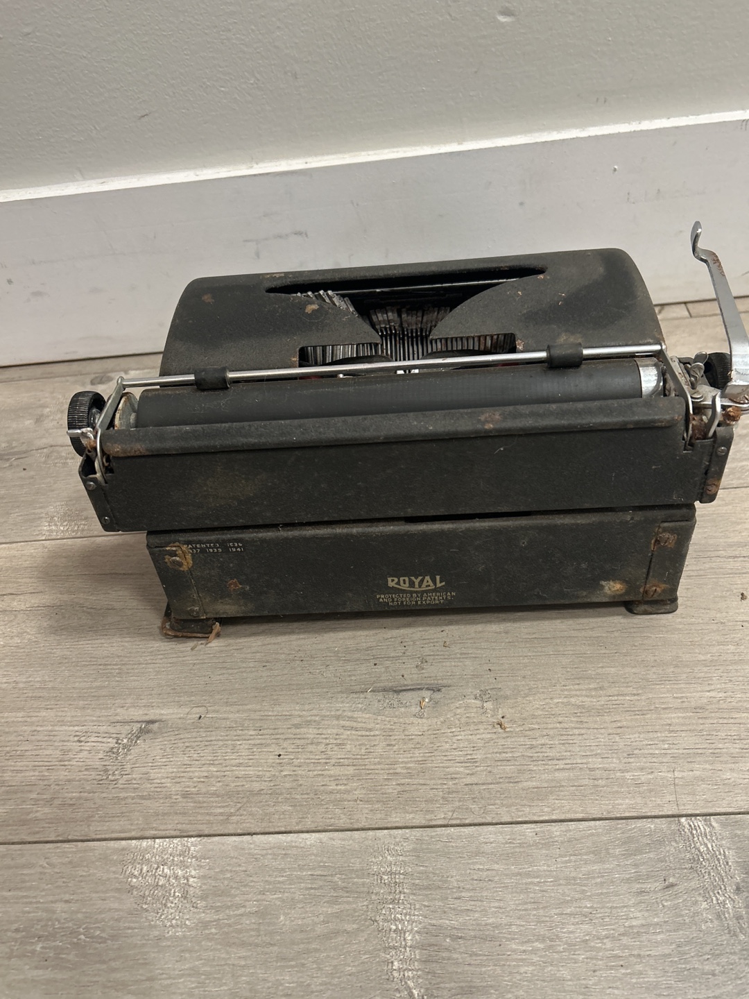 Royal Manual Typewriter ( Needs repair) - photo 5