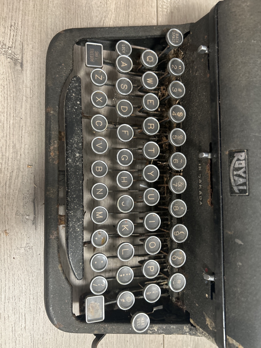 Royal Manual Typewriter ( Needs repair) - photo 2