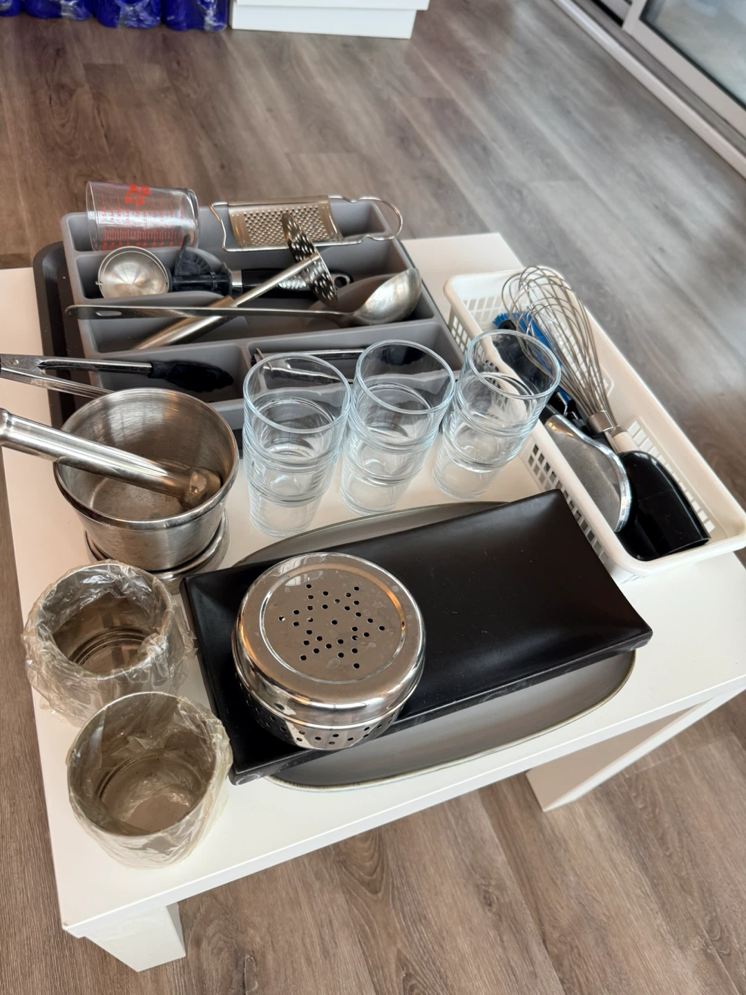 Assorted kitchen items