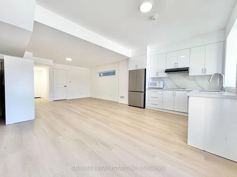 ✨ RENTAL: Spacious Ground Floor Studio Walkout Pharmacy Ave ✨ - photo 2