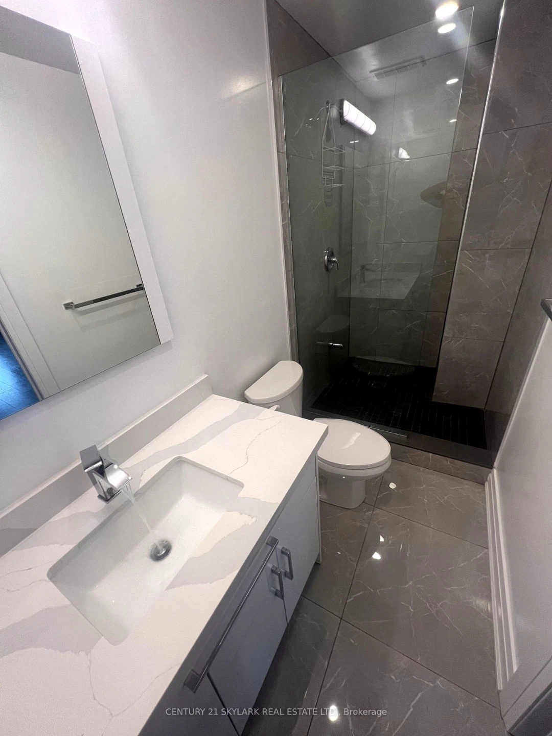 ✨ RENTAL: Spacious Ground Floor Studio Walkout Pharmacy Ave ✨ - photo 5