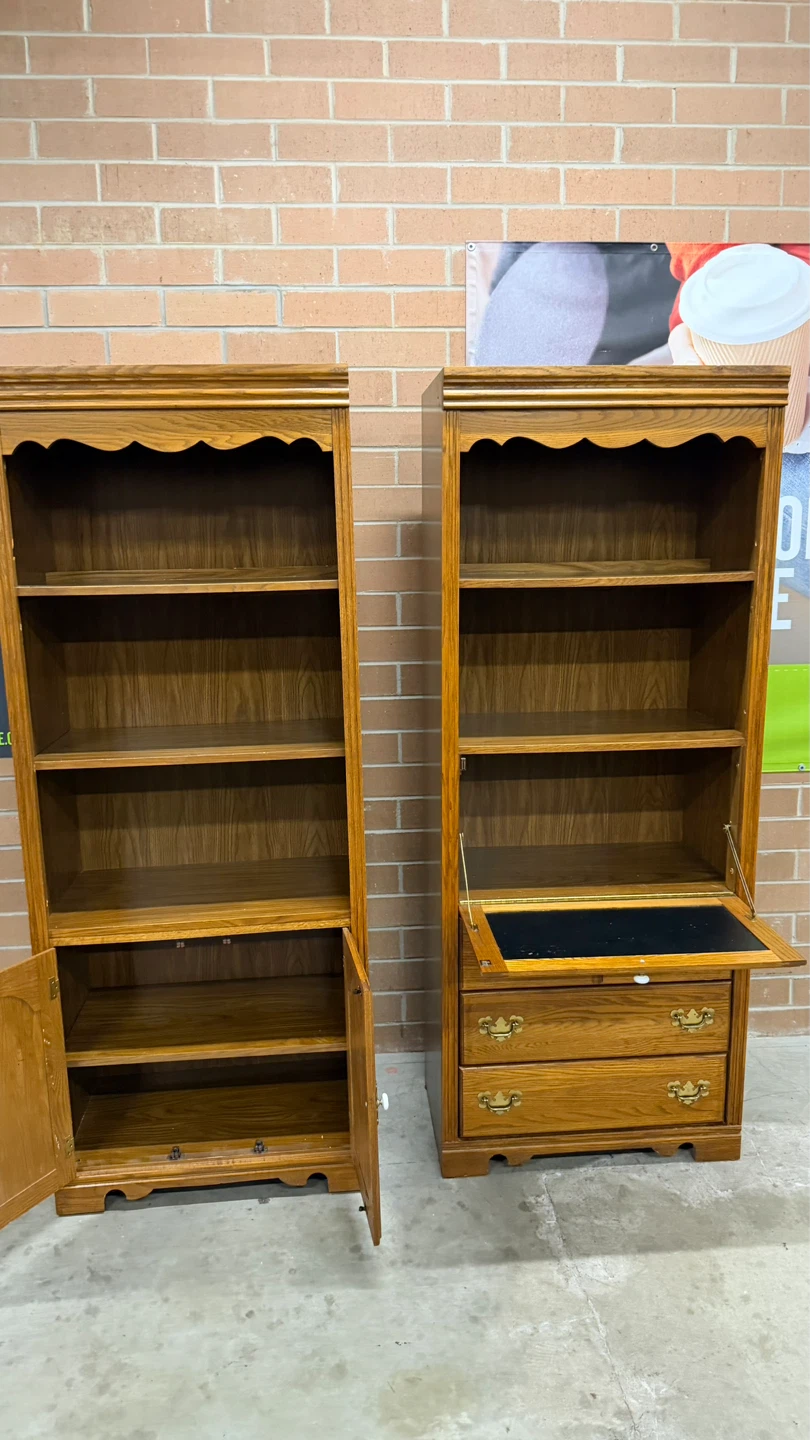 Broyhill set of 2 Bookcases with storage - photo 4
