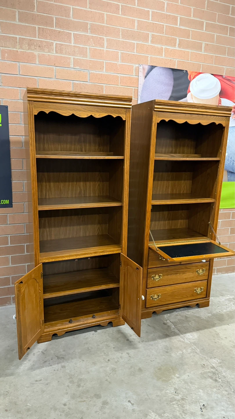 Broyhill set of 2 Bookcases with storage - photo 3