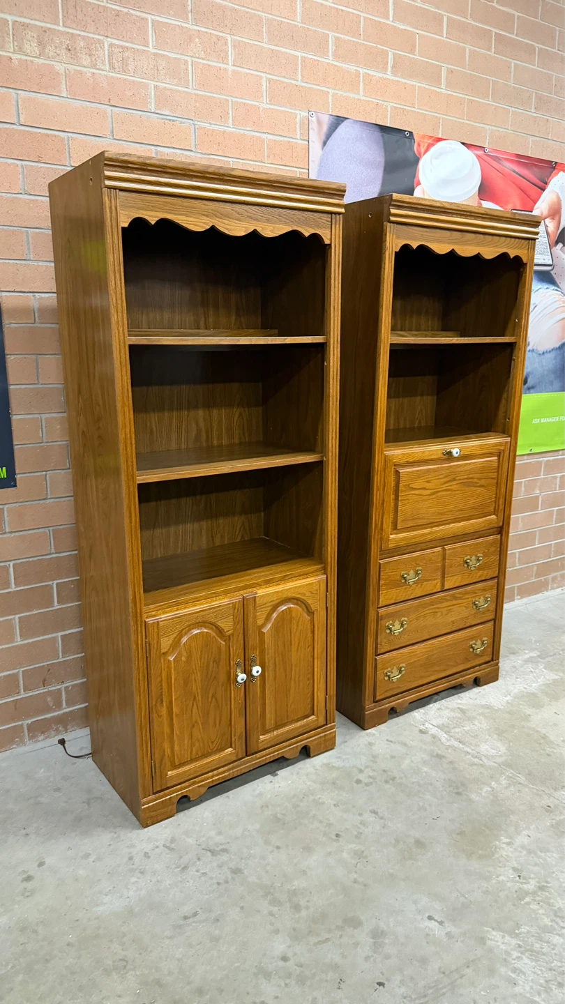 Broyhill set of 2 Bookcases with storage - photo 2