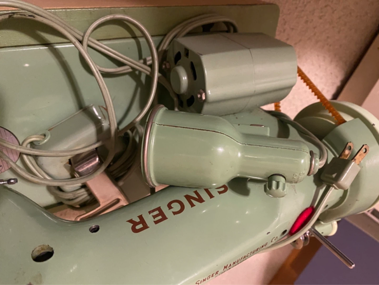Vintage Singer 185J Sewing Machine - photo 2