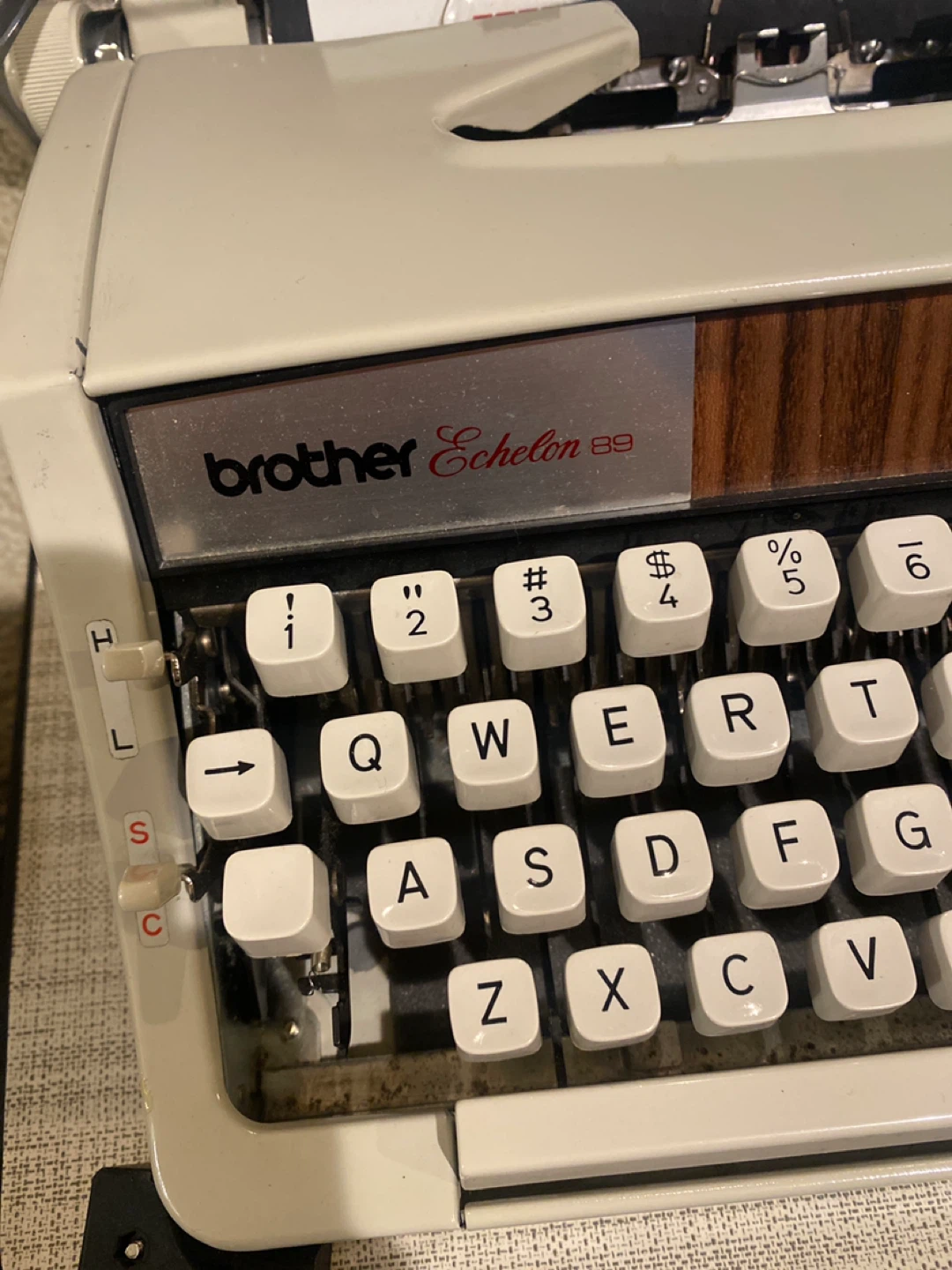 Brother Echelon 89 Portable Typewriter - photo 2