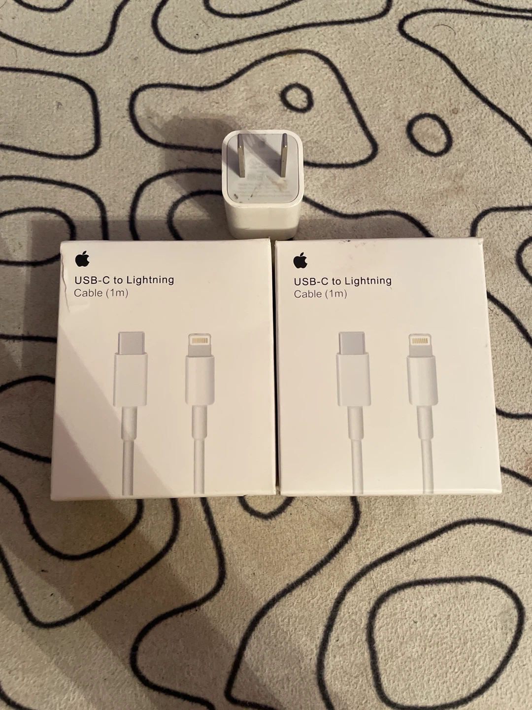 2 apple cables and cube