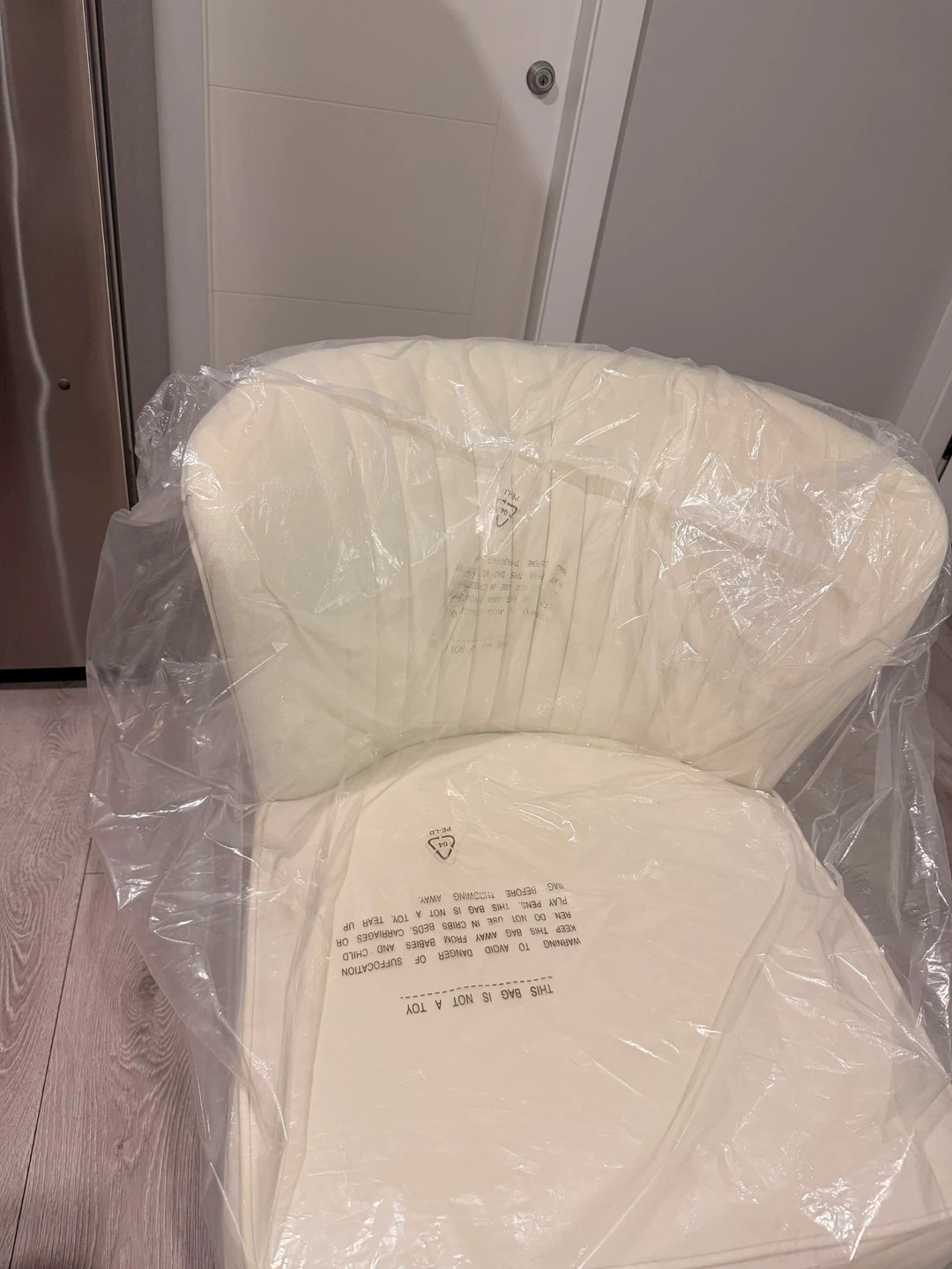 Cream Accent table and chairs - photo 4