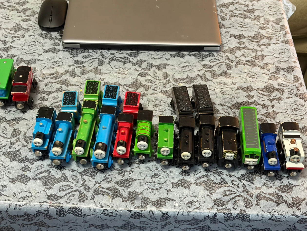 (EVERYTHING MUST GO) The Biggest Thomas & Friends Lot 100+ items - photo 4