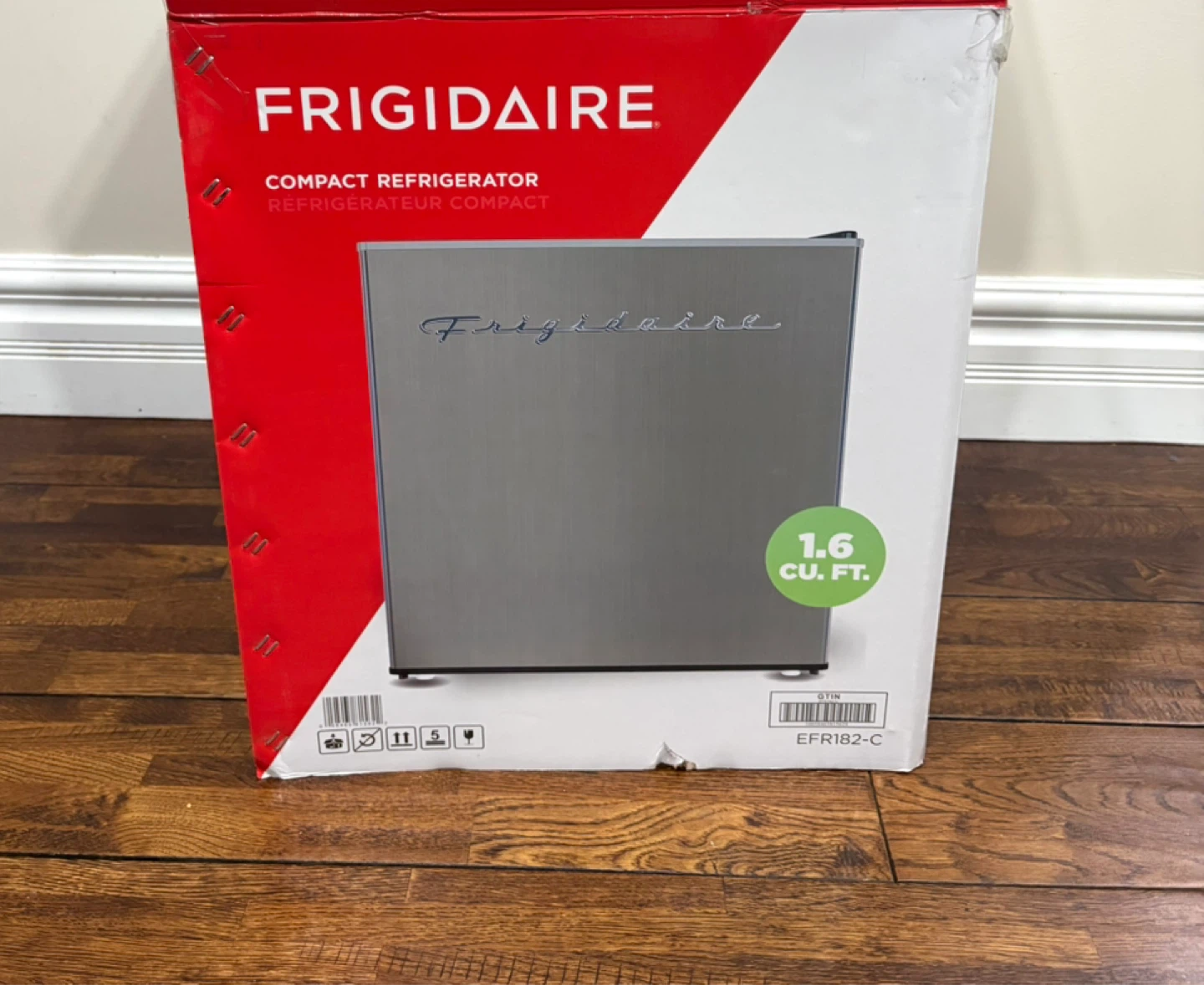 Frigidaire Retro Compact Refrigerator - photo 3