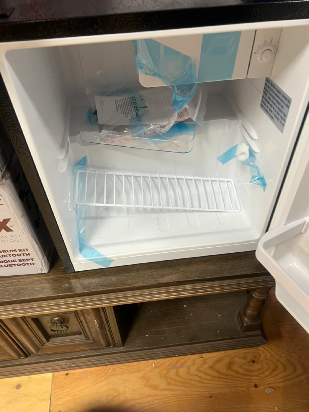 Frigidaire Retro Compact Refrigerator - photo 4