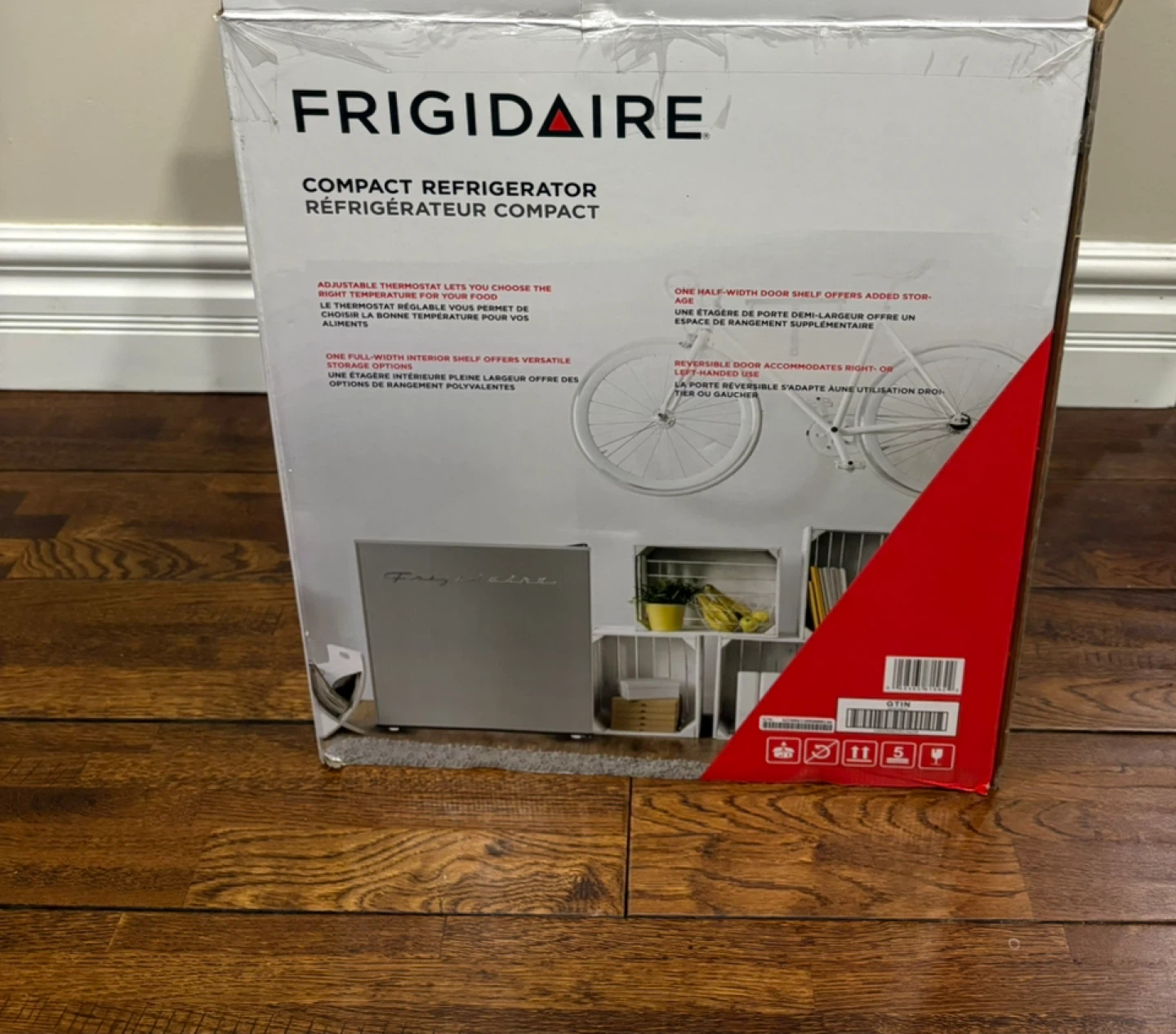 Frigidaire Retro Compact Refrigerator - photo 2