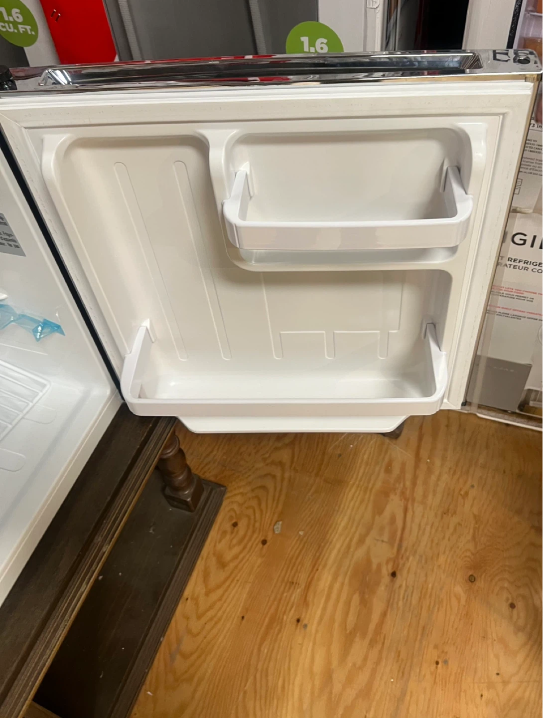 Frigidaire Retro Compact Refrigerator - photo 5