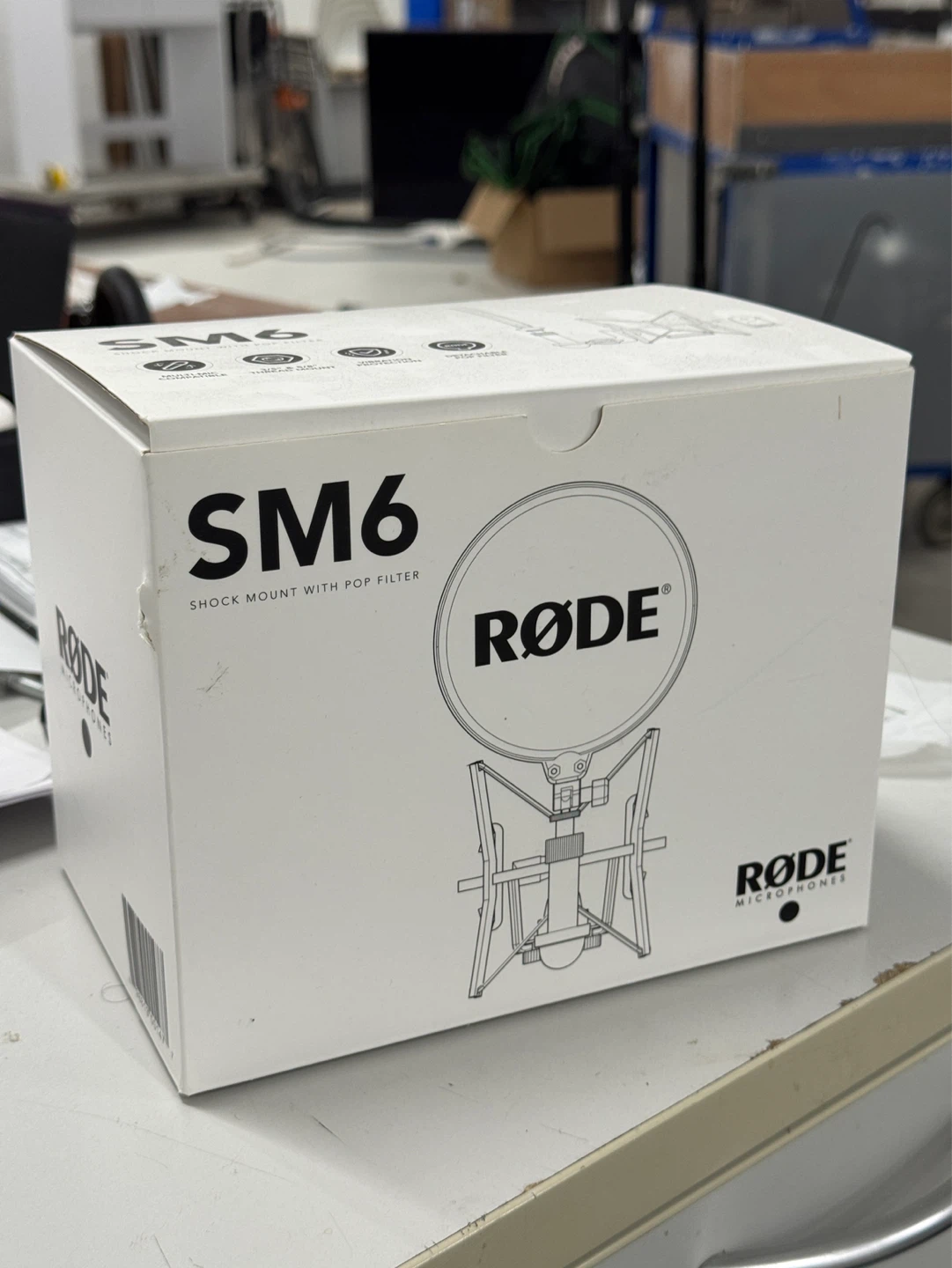 RØDE SM6 Shock Mount with Pop Filter