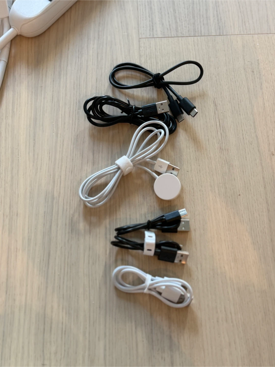 White 6-Outlet Power Strip with 5ft Cord - photo 4
