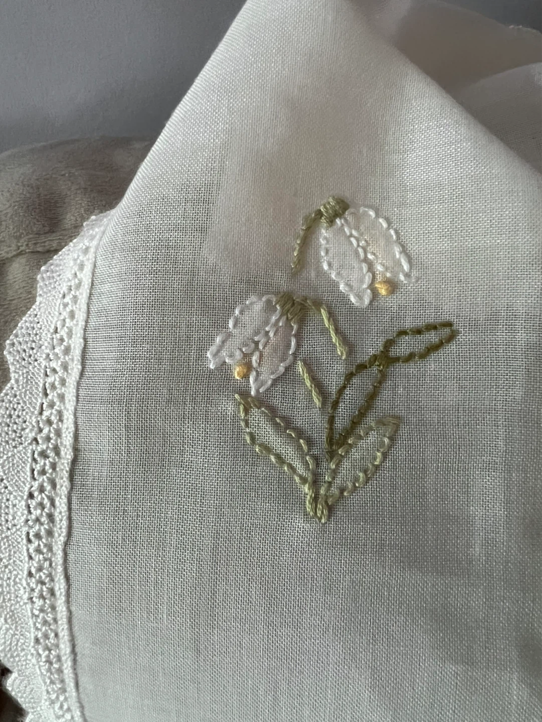 Embroidered Table Runner with Floral Design - photo 4