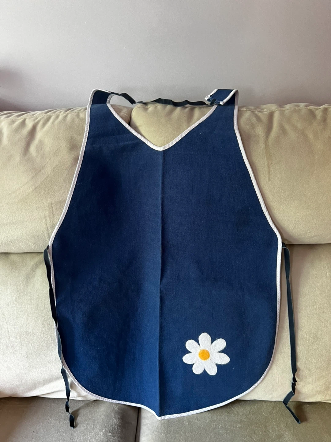 Blue apron with daisy