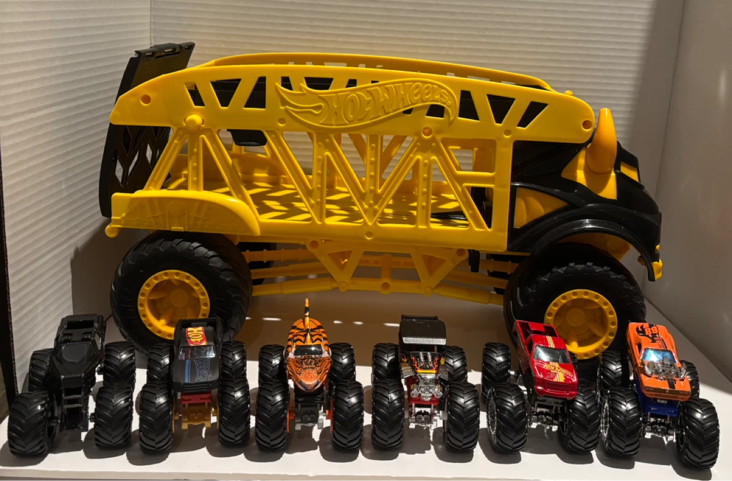 Hot Wheels Monster Trucks Hauler and 7 Trucks