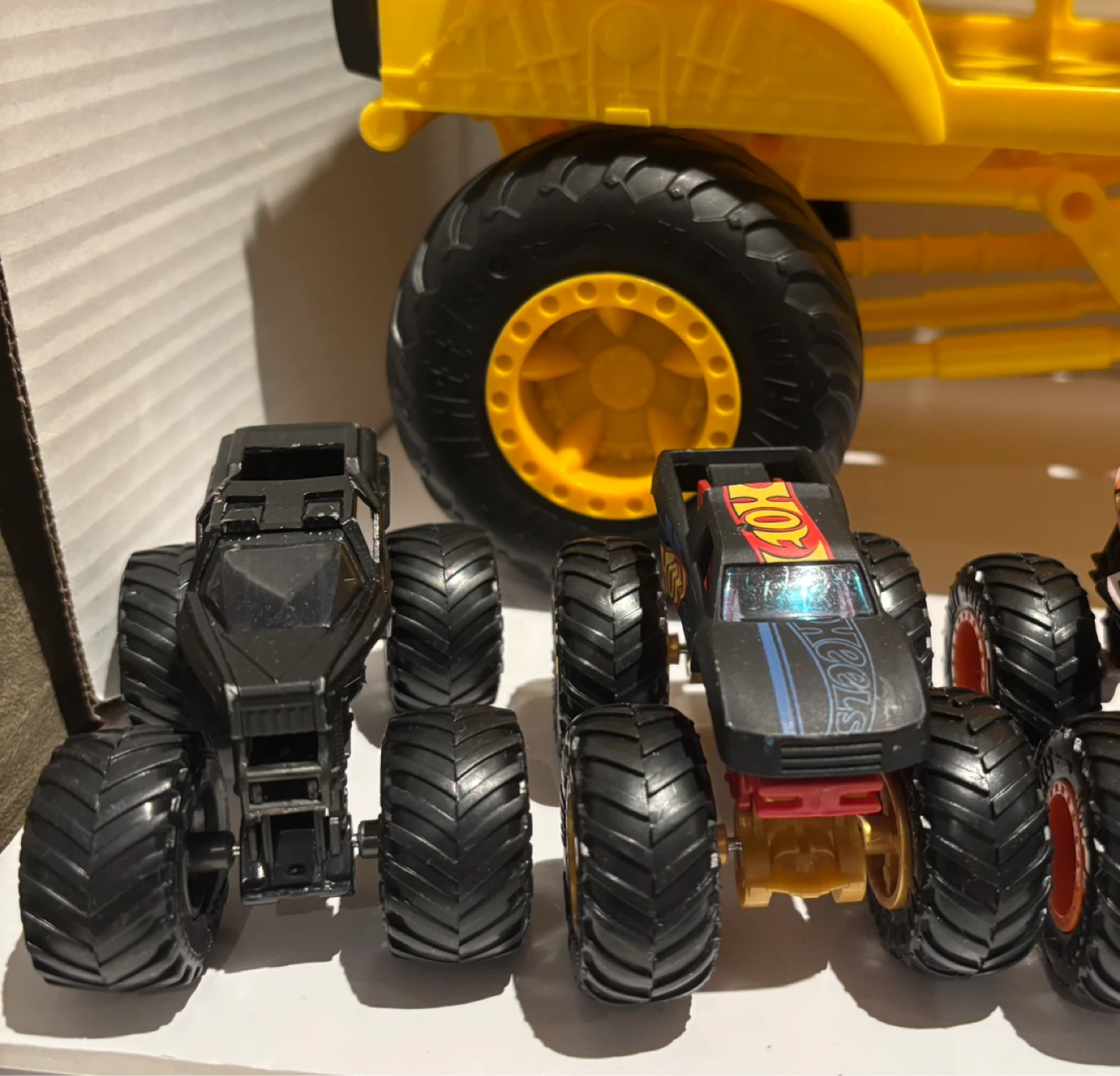 Hot Wheels Monster Trucks Hauler and 7 Trucks - photo 4
