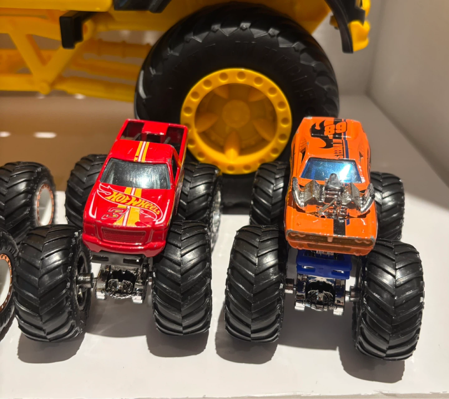 Hot Wheels Monster Trucks Hauler and 7 Trucks - photo 2