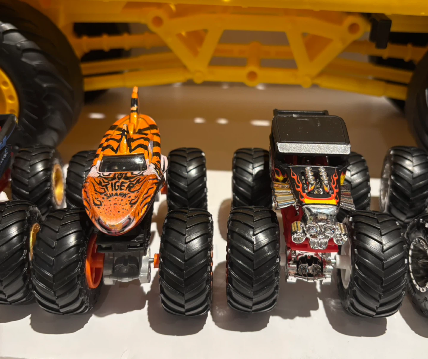 Hot Wheels Monster Trucks Hauler and 7 Trucks - photo 3