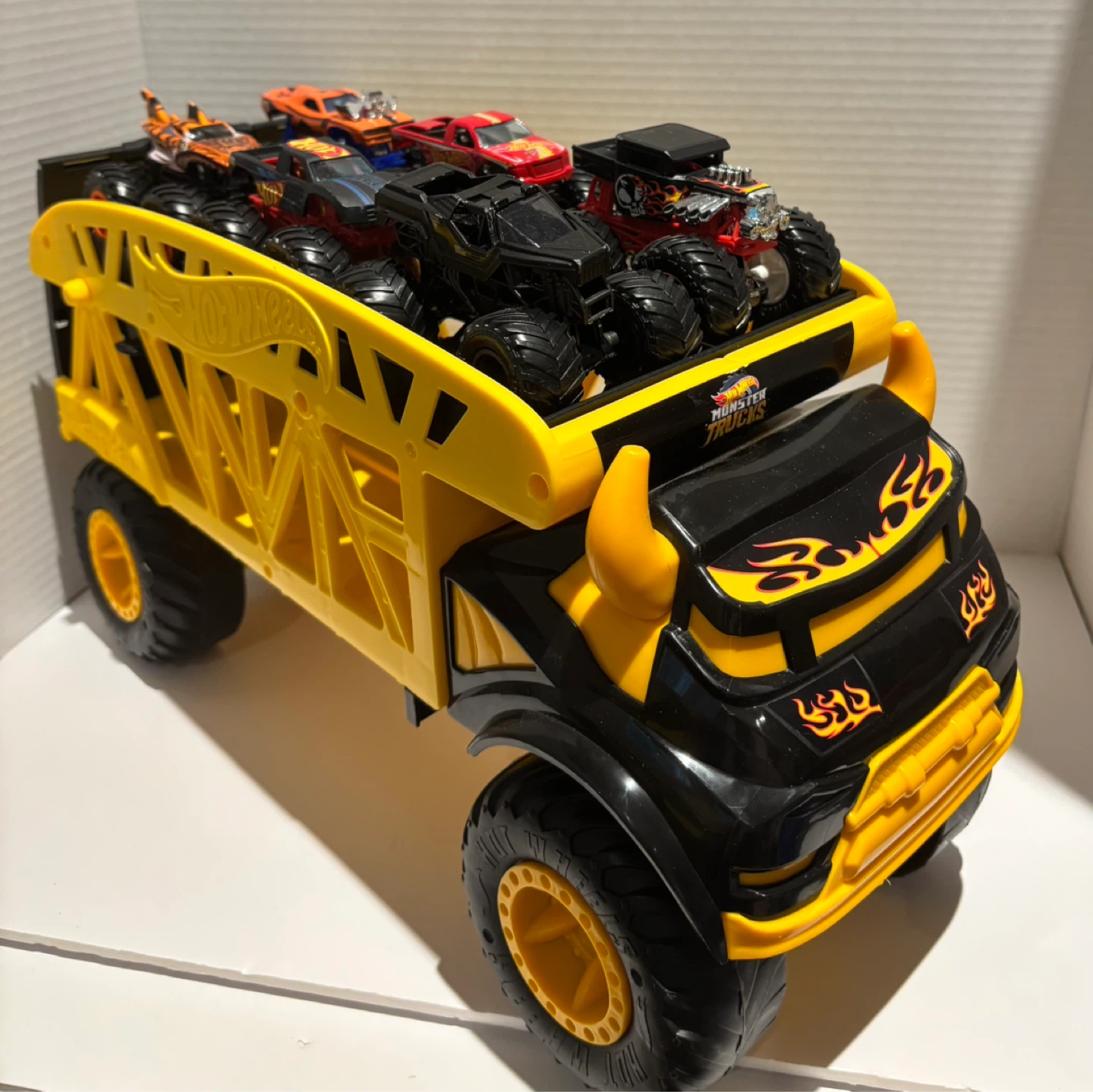 Hot Wheels Monster Trucks Hauler and 7 Trucks - photo 5