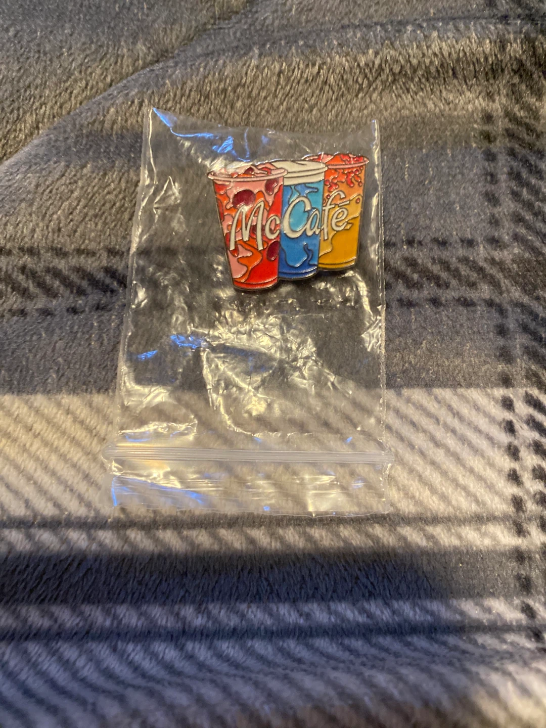 McDonald's McCafe Pin & Shania Twain Keychain - photo 2
