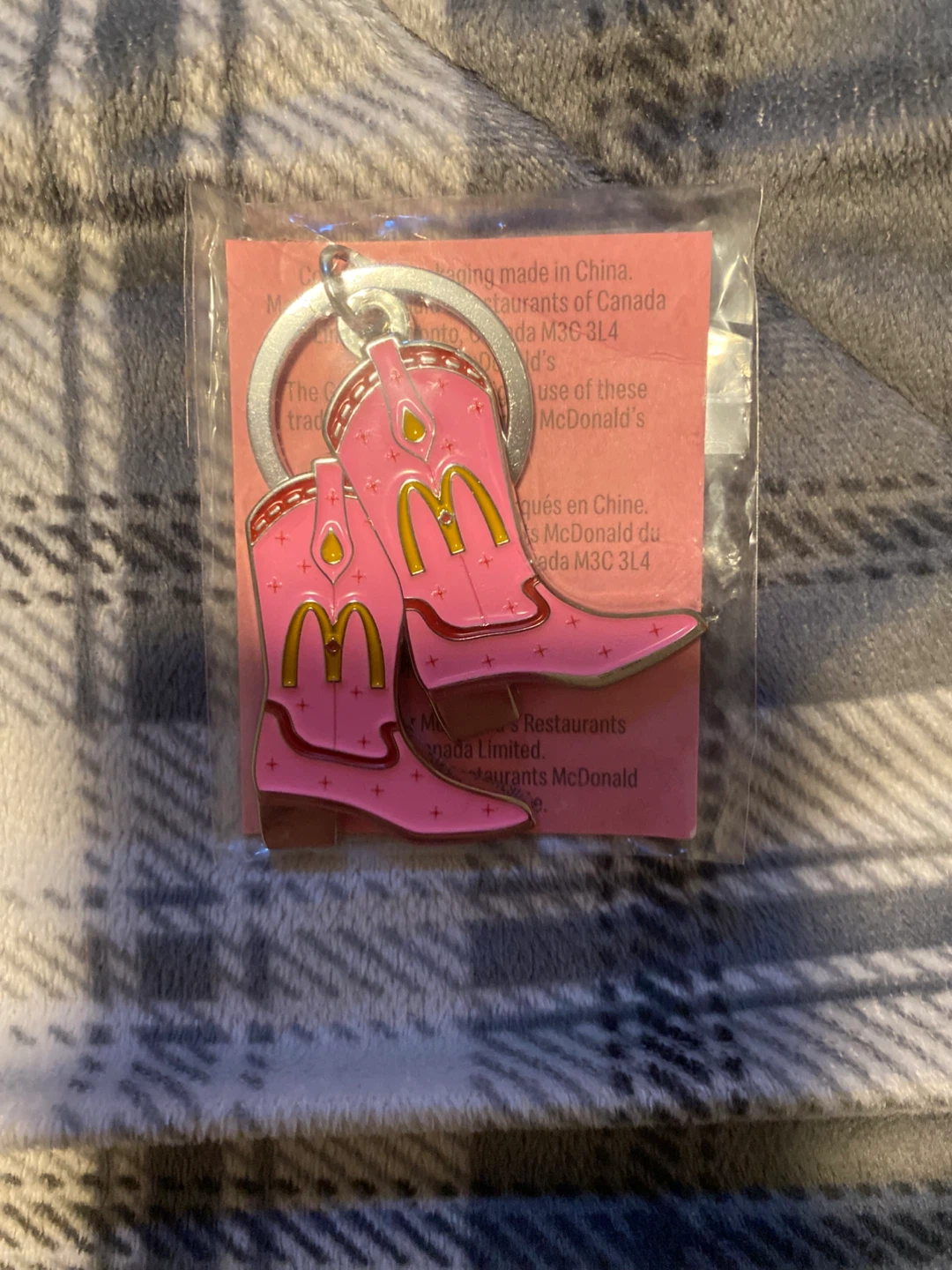 McDonald's McCafe Pin & Shania Twain Keychain - photo 3