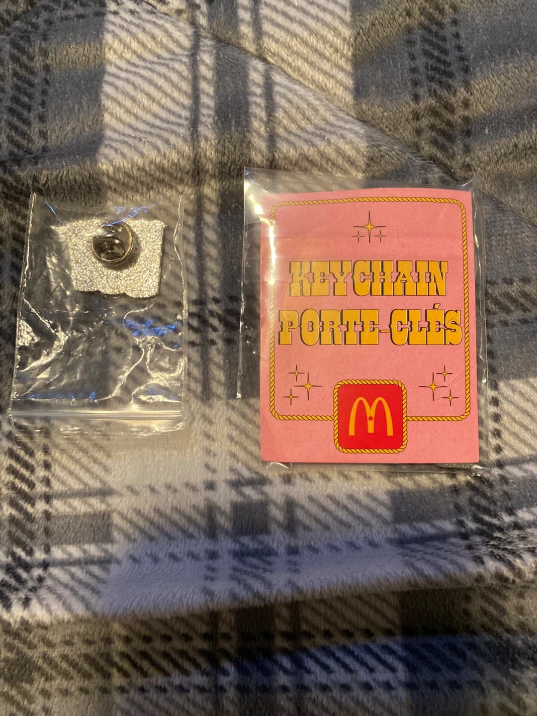 McDonald's McCafe Pin & Shania Twain Keychain - photo 4