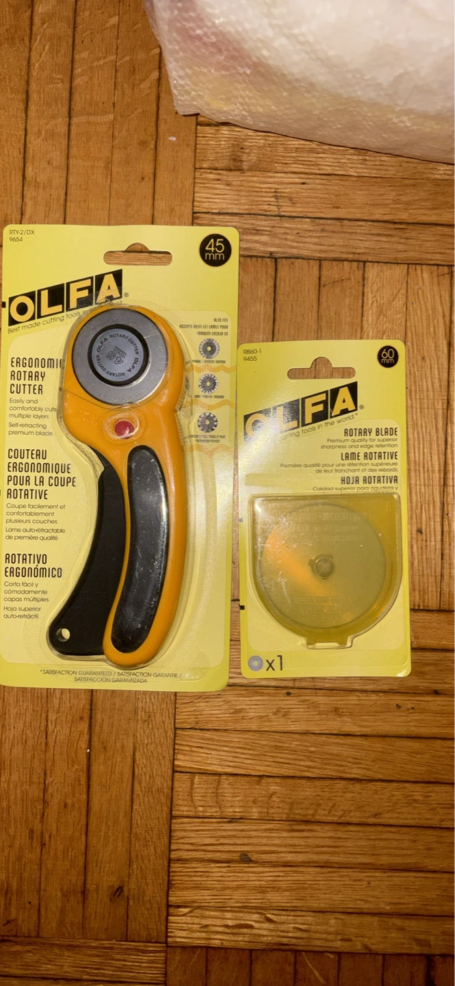 Olfa Ergonomic Rotary Cutter with 45mm and 60mm - photo 2