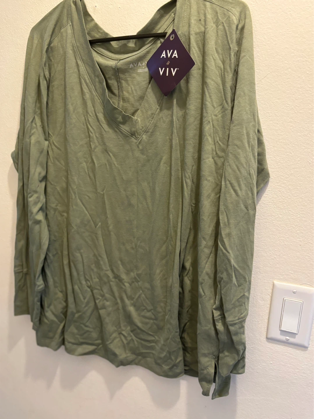 NEW-Ava & Viv Women's Green Long Sleeve V-Neck T-Shirt Size 1X