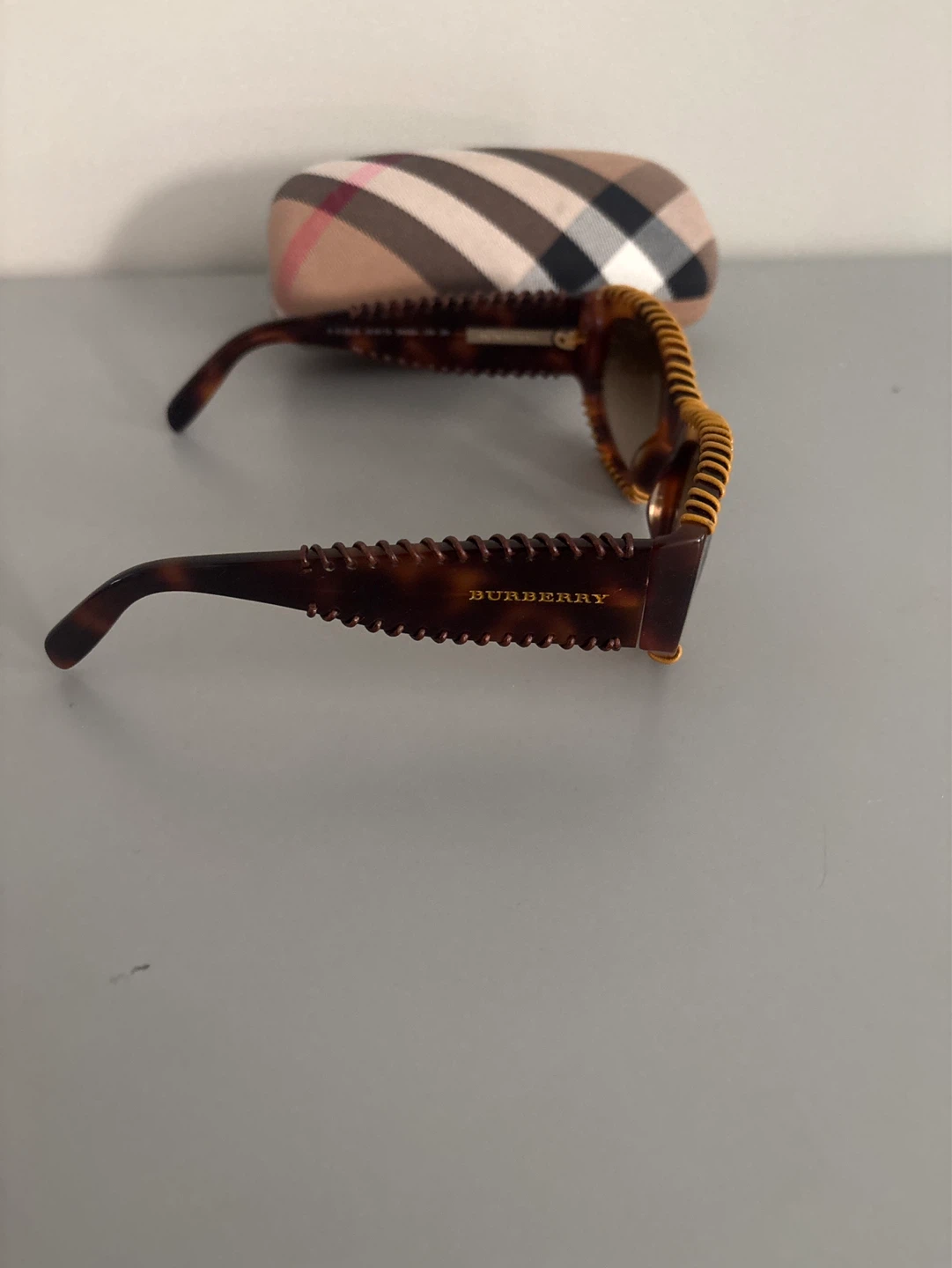 Burberry Sunglasses with Case- New - photo 2