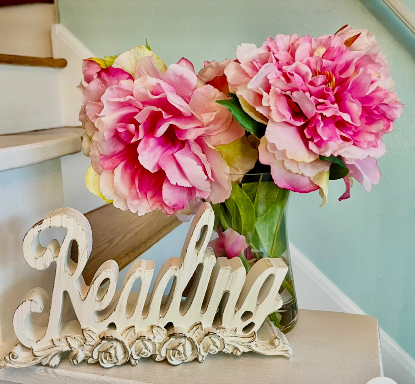 CUTE READING DECOR